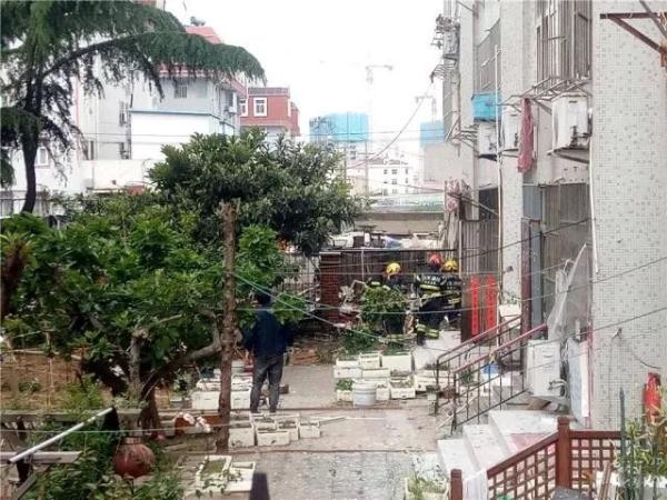 突發(fā)！青島一居民樓發(fā)生爆燃！已造1人死亡，7人受傷！3公里外有震感…