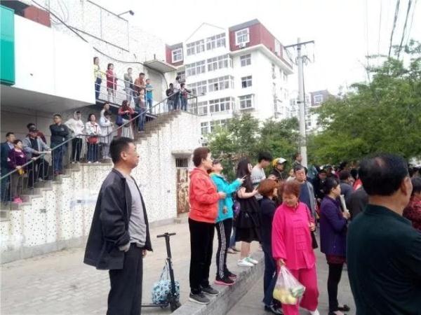 突發(fā)！青島一居民樓發(fā)生爆燃！已造1人死亡，7人受傷！3公里外有震感…