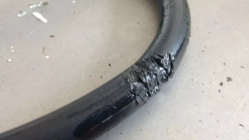消防鑒證科檢查煤氣桶輸送管，發(fā)現(xiàn)有被老鼠撕咬的痕跡。（馬來西亞《星洲日?qǐng)?bào)》）